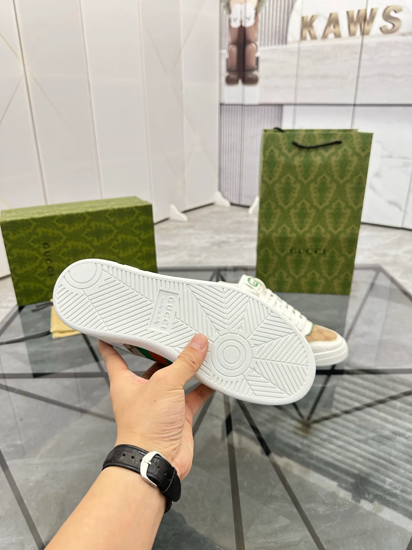 Selling men's shoes 💰: 💰P560¥ Top quality Product trademark: Gucci* "Gucci*" low-top casual shoes Regular size: 38-44 (can be customized to 45.46.) Product material: imported first-layer cowhide leather upper, breathable lining, original outsole. No.: 004